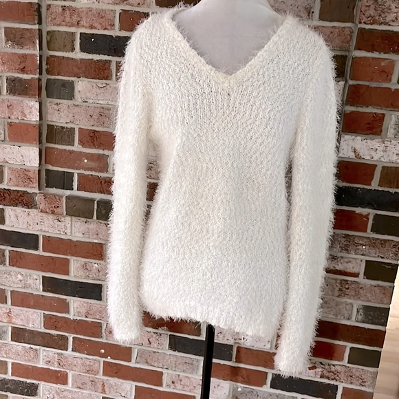 NO BOUNDARIES White Eyelash Faux Fur Winter V-Neck Sweater - Picture 2 of 7